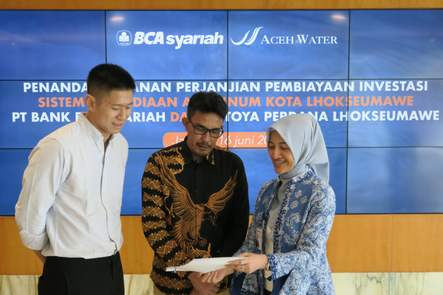 BCA Syariah dan Toya Perdana Lhokseumawe tanda tangani  kerja sama proyek air siap minum di Lhokseumawe. (Foto/Doc. BCA Syariah)