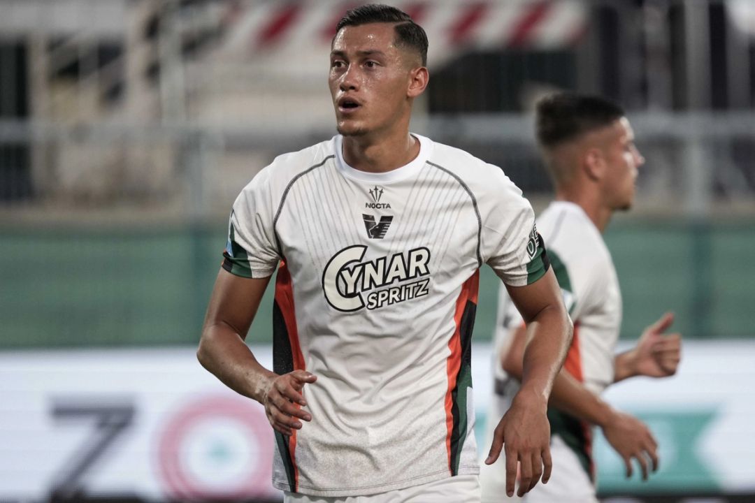 Bek Venezia dan Timnas Indonesia Jay Idzes. (Foto/venezia.it)