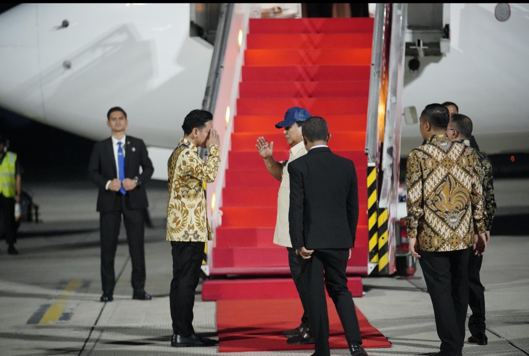 Presiden Prabowo Subianto diantar sejumlah pejabat negara saat akan bertolak ke Singapura. (BeritaNasional/dok hum Gerindra)