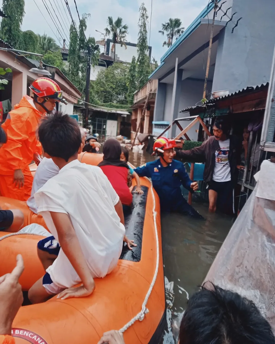 BPBD Kota Tangerang mengevakuasi korban banjir di Kecamatan Cibodas. (Foto/BPBD Tangerang)