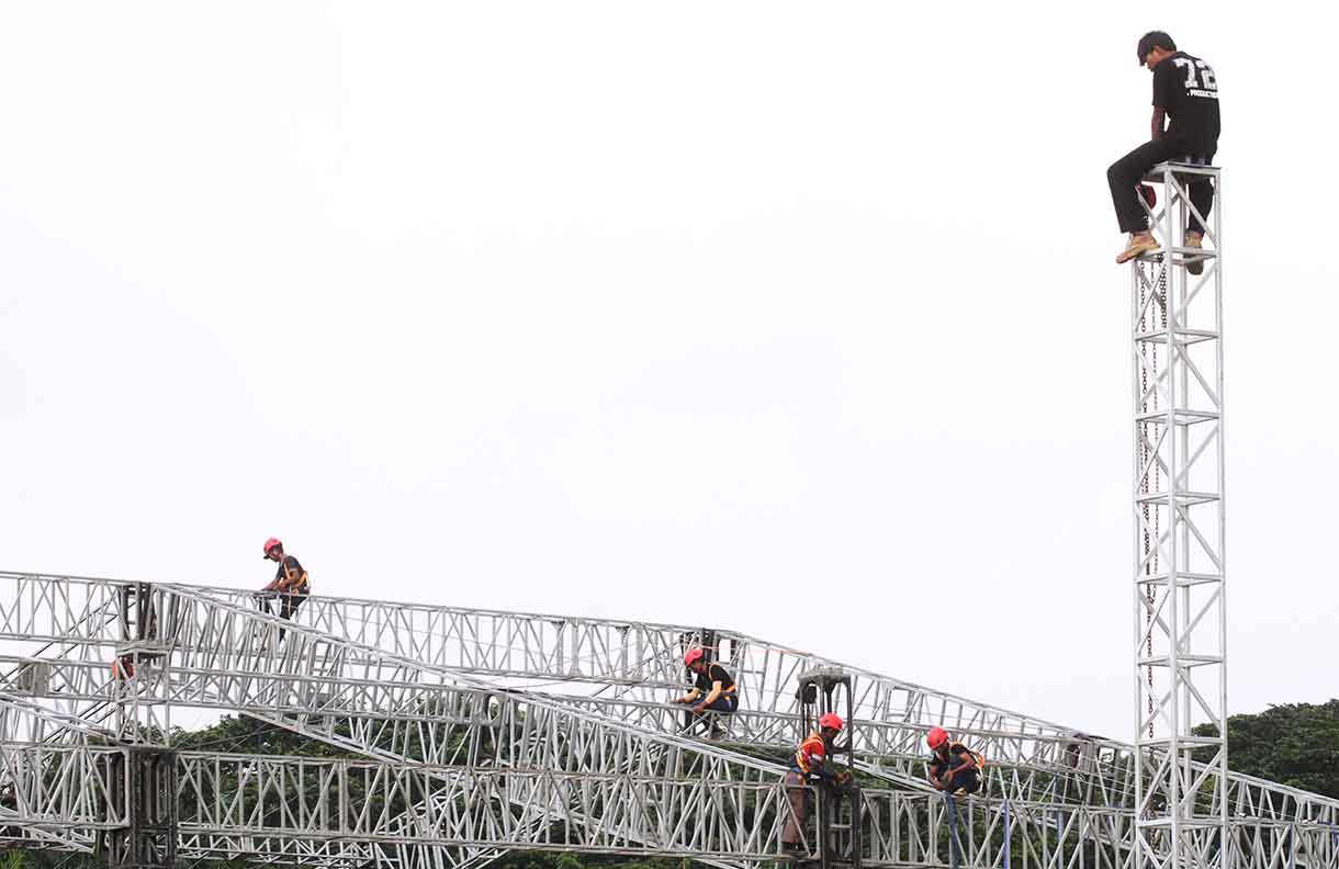 Pekerja memasang tenda di Kawasan Monumen Nasional, Jakarta, Jumat (27/6/2025).  (Beritanasional.com/Oke Atmaja)