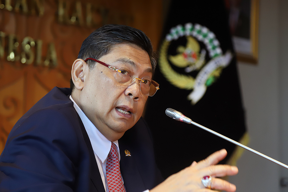 Wakil Ketua Fraksi MPR Fraksi PDI Perjuangan Bambang Wuryanto alias Bambang Pacul (kanan) dan Ketua Komisi I DPR Utut Adianto, menyikapi kondisi Dunia saat ini. (BeritaNasional/Elvis Sendouw)