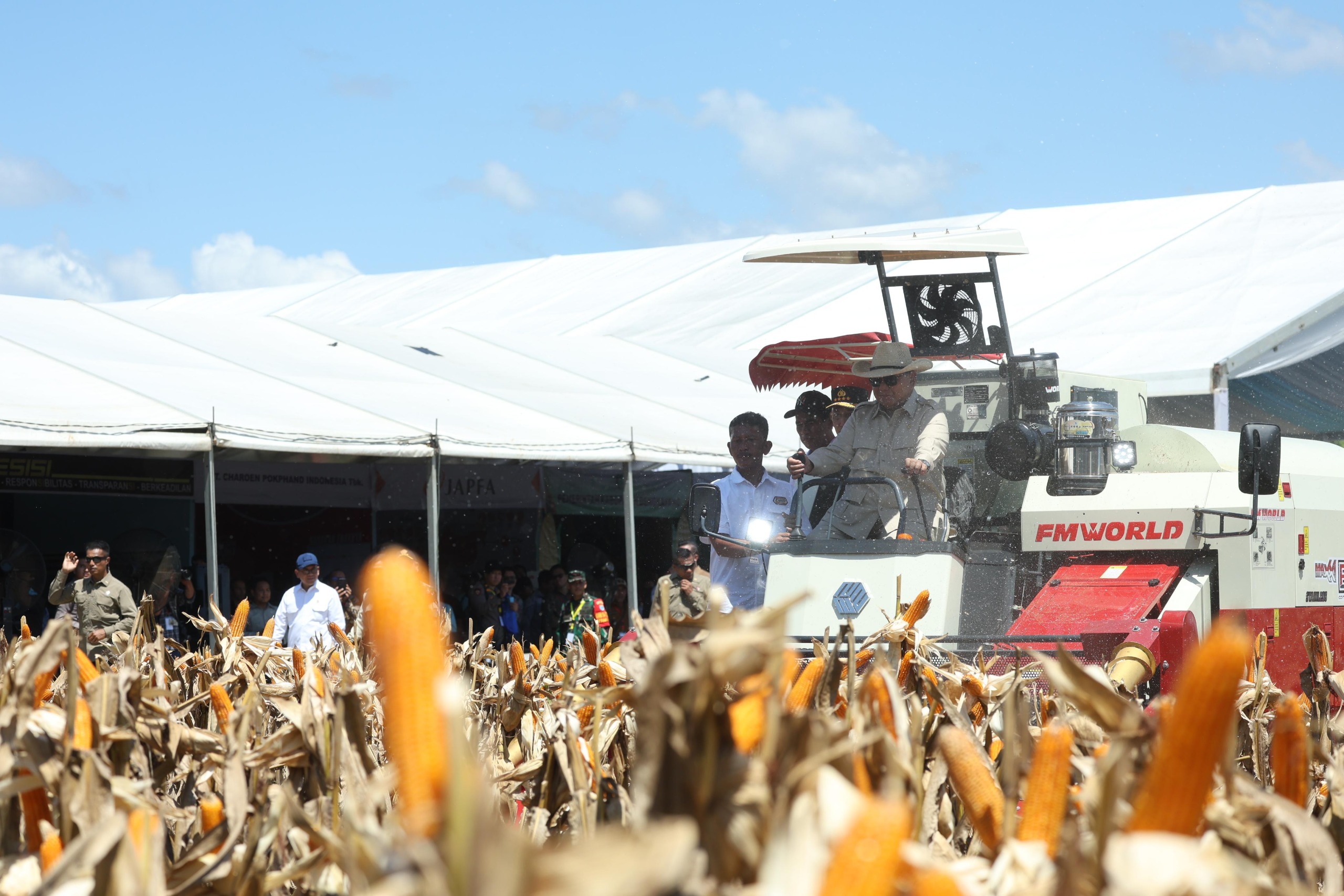 Presiden Prabowo Subianto saat panen raya jagung di Bengkayang Kalbar. (BeritaNasional/dok humas Gerindra)