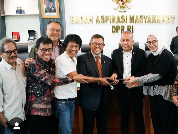 Ahmad Heryawan bersama anggota DPR lainya usai ditetapkan menjadi Kopala BKN)