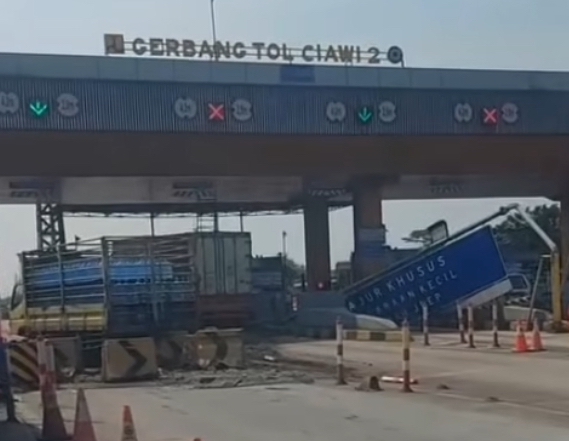 Rem Blong, Truk Hantam Mobil di GT Ciawi 2. (Foto/istimewa)