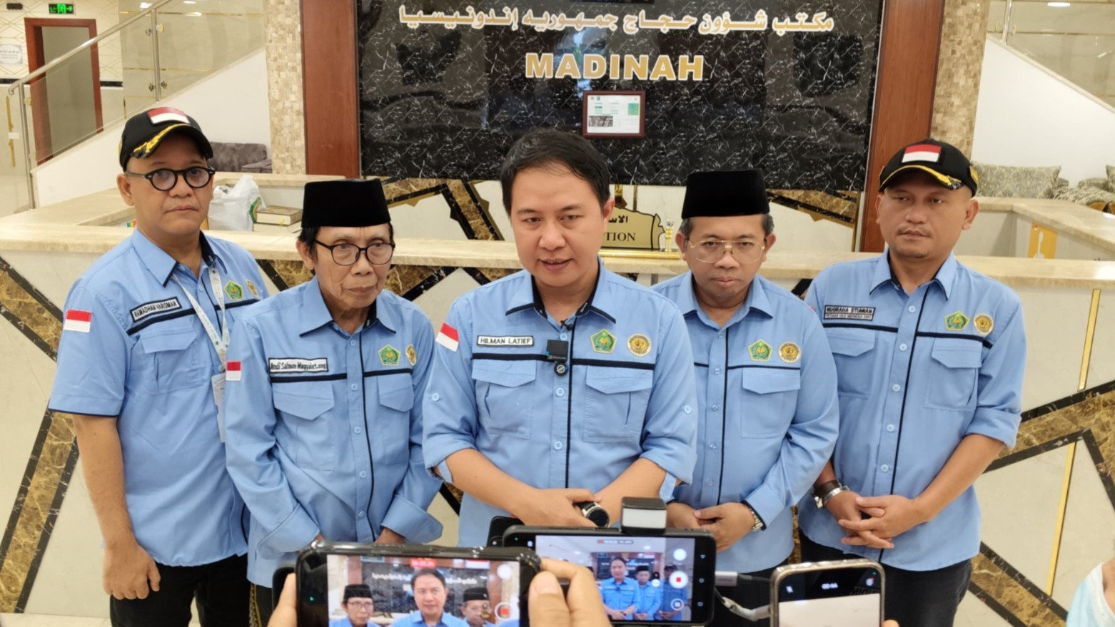 Dirjen PHU Hilman Latief (tengah) beri keterangan pers di Madinah. (Foto/Kemenag RI)