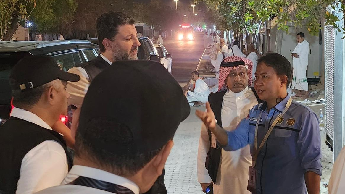 Dirjen PHU Hilman Latief dan Iyad bin Ahmed Rahbini (the Assistant Deputy Minister for Hajj Operations) berkoordinasi lakukan mitigasi kedaruratan. (Foto/Kemenag RI)