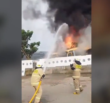 Momen 20 unit bus Transjakarta yang terbakar di pool Terminal Rawa Buaya, Cengkareng, Jakarta Barat, pada Selasa (10/6/2025). (Foto/X)