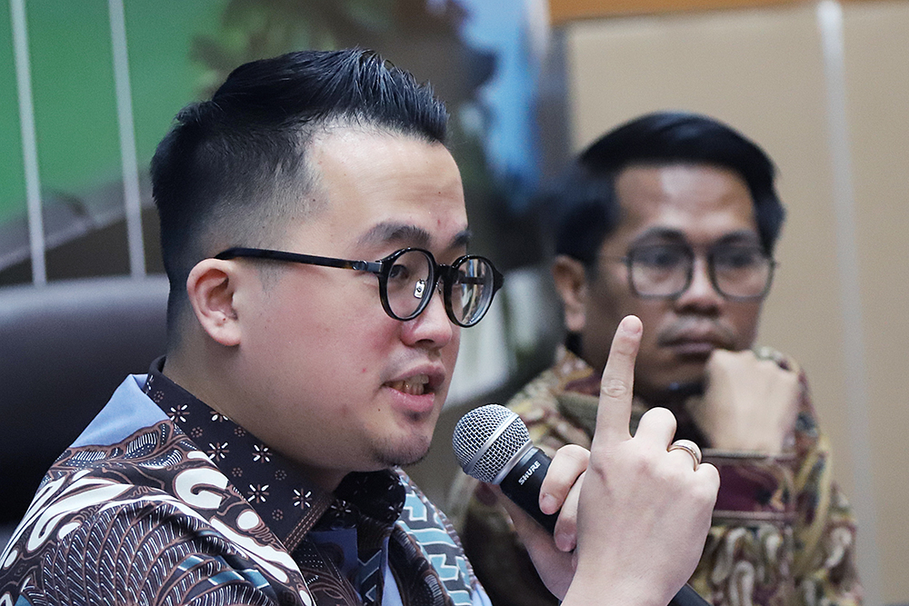 Anggota Komisi I Fraksi Golkar DPR RI, Abraham Sridjaja (kiri) saat menyampaikan paparannya. (BeritaNasional/Elvis Sendouw)