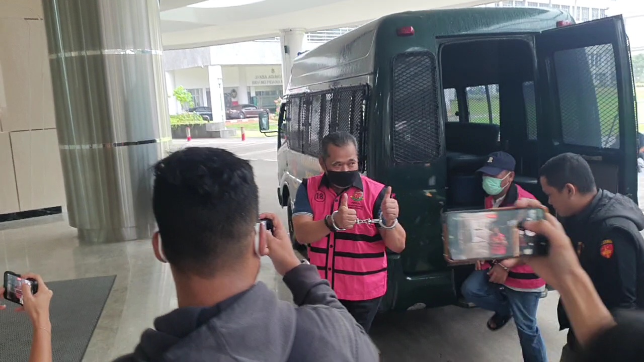 Dua mantan hakim, Djuyamto (DJU) dan Ali Muhtarom (AM), kembali menjalani pemeriksaan sebagai tersangka di Kejagung. (BeritaNasional/Bachtiarudin Alam)