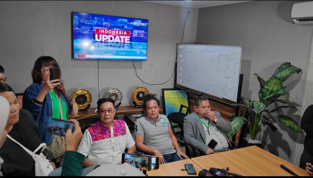 Yoni Dores bersama pengacaranya Deolipa Yumara melaporkan Lesti Kejora ke Polda Metro Jaya. (BeritaNasional/Bachtiarudin Alam)