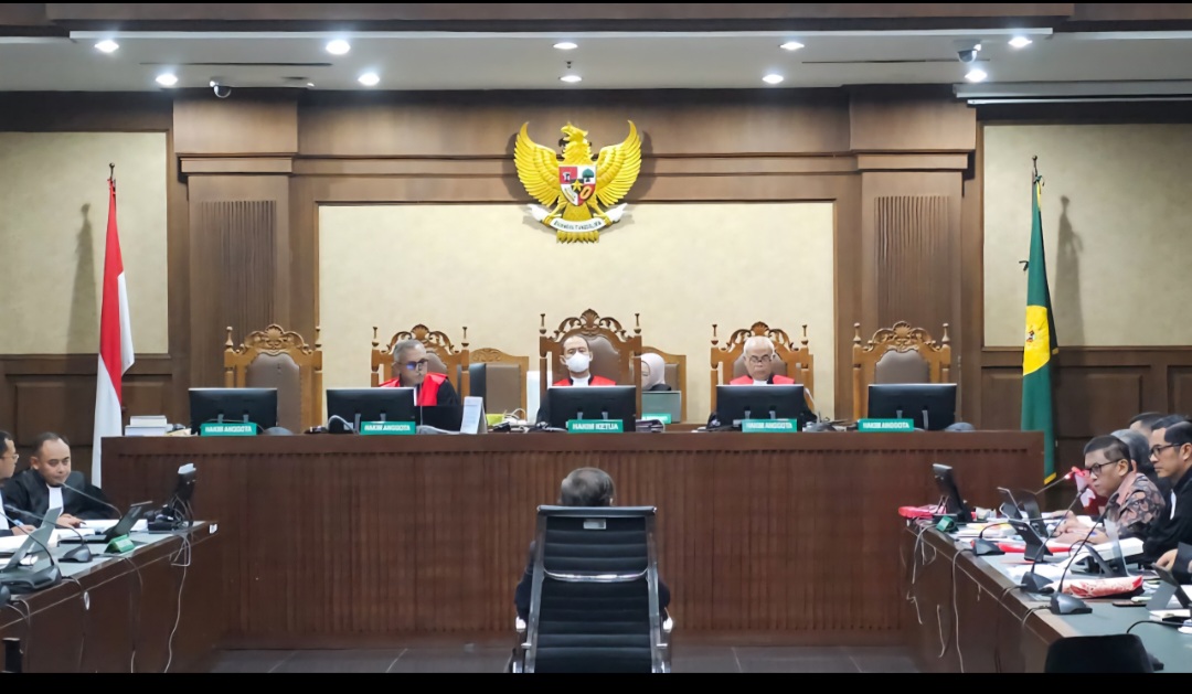 Eks Hakim MK Nilai Pasal 21 Tak Bisa Digunakan pada Tahap Penyelidikan Mantan Hakim Konstitusi (MK) Maruarar Siahaan memberikan kesaksiannya di PN Jakpus. (BeritaNasional/Panji)