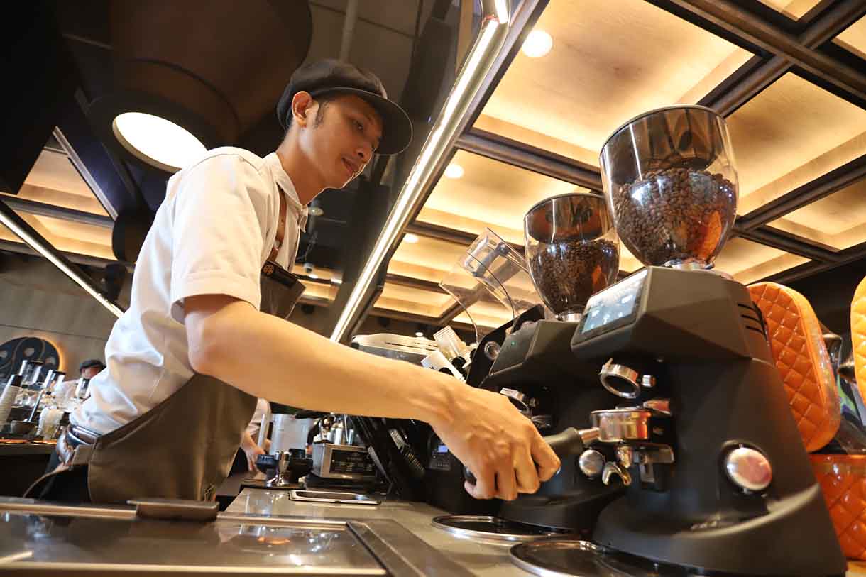 Barista menuangkan kopi di salah satu kedai kopi di Jakarta, Senin (8/6/2025) (Beritanasional.com/Oke Atmaja)