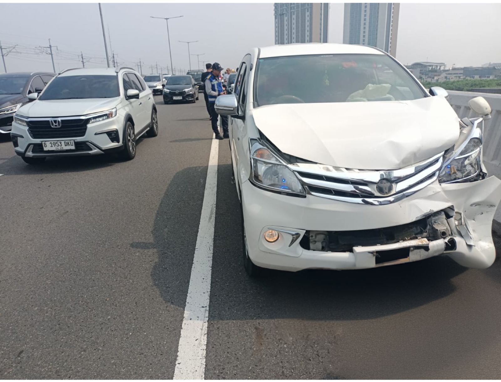 Empat Mobil Terlibat Kecelakaan Beruntun di Tol Layang MBZ Arah Cikampek. (Foto/istimewa)