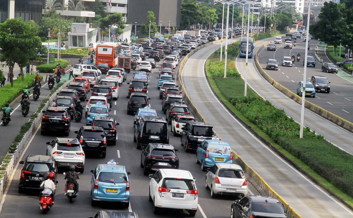 Sejumlah kendaraan bermotor melintas di Jalan Sudirman, Jakarta, Rabu (4/6/2025). (Beritanasional.com/Oke Atmaja)