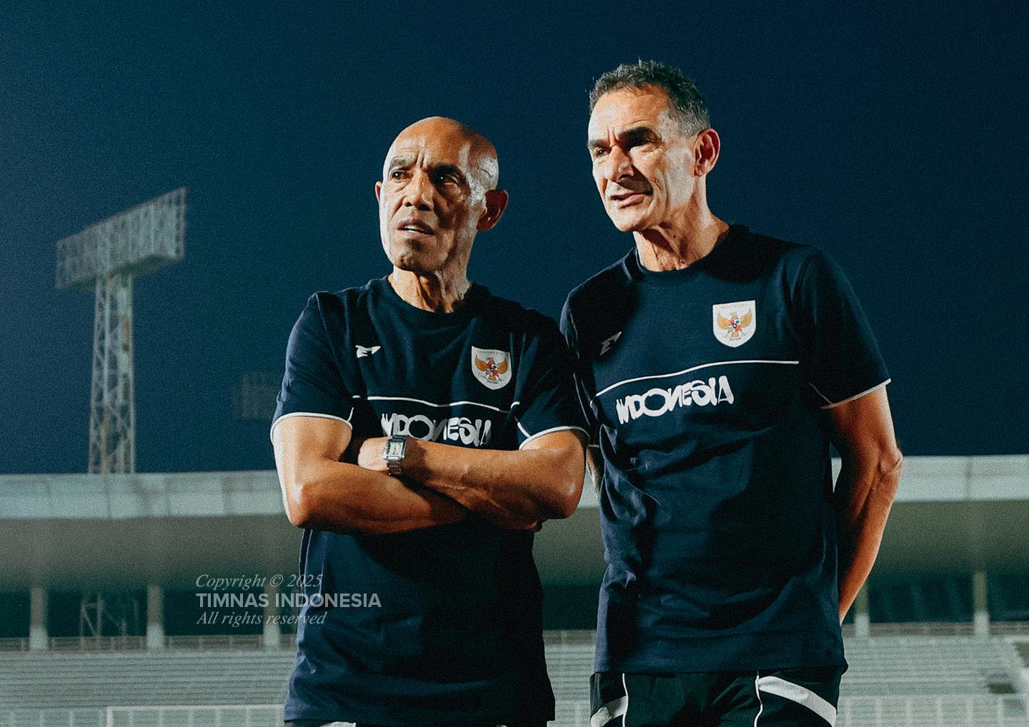 Gerald Vanenburg dan Simon Tahamata di Timnas Indonesia U-23. (Foto/Timnas Indonesia)