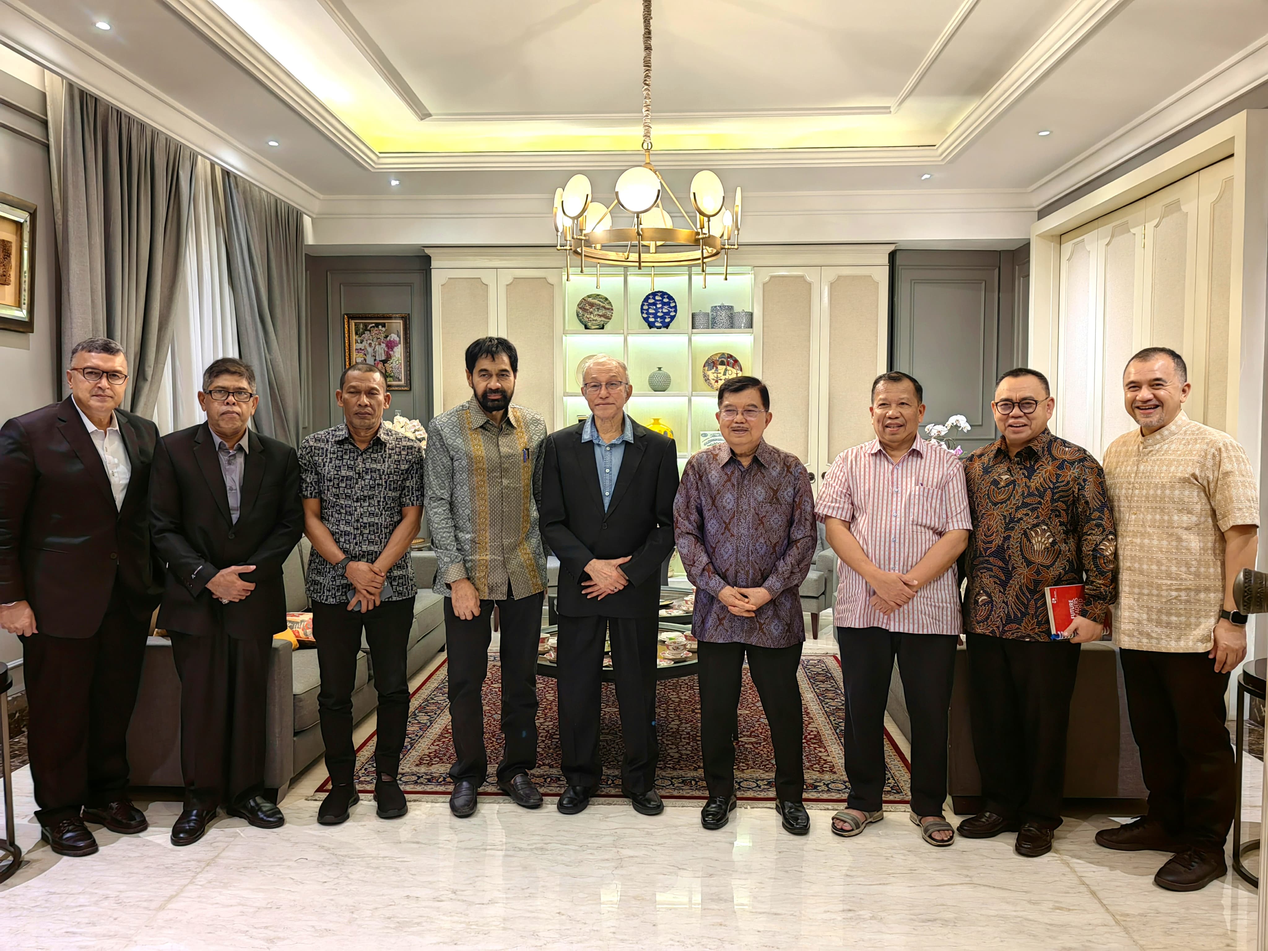 Muzakir Manaf Pastikan Kondisi Aceh Aman Damai Pasca Pengembalian 4 Pulau Gubernur Aceh, Muzakir Manaf menemui Wakil Presiden RI ke 10 dan 12, Jusuf Kalla. (Foto/istimewa)