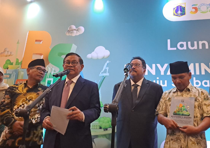 Gubernur Jakarta Pramono Anung (dua dari kiri) saat memberikan keterangan setelah peluncuran Benyamin S Award. (BeritaNasional/Lydia)