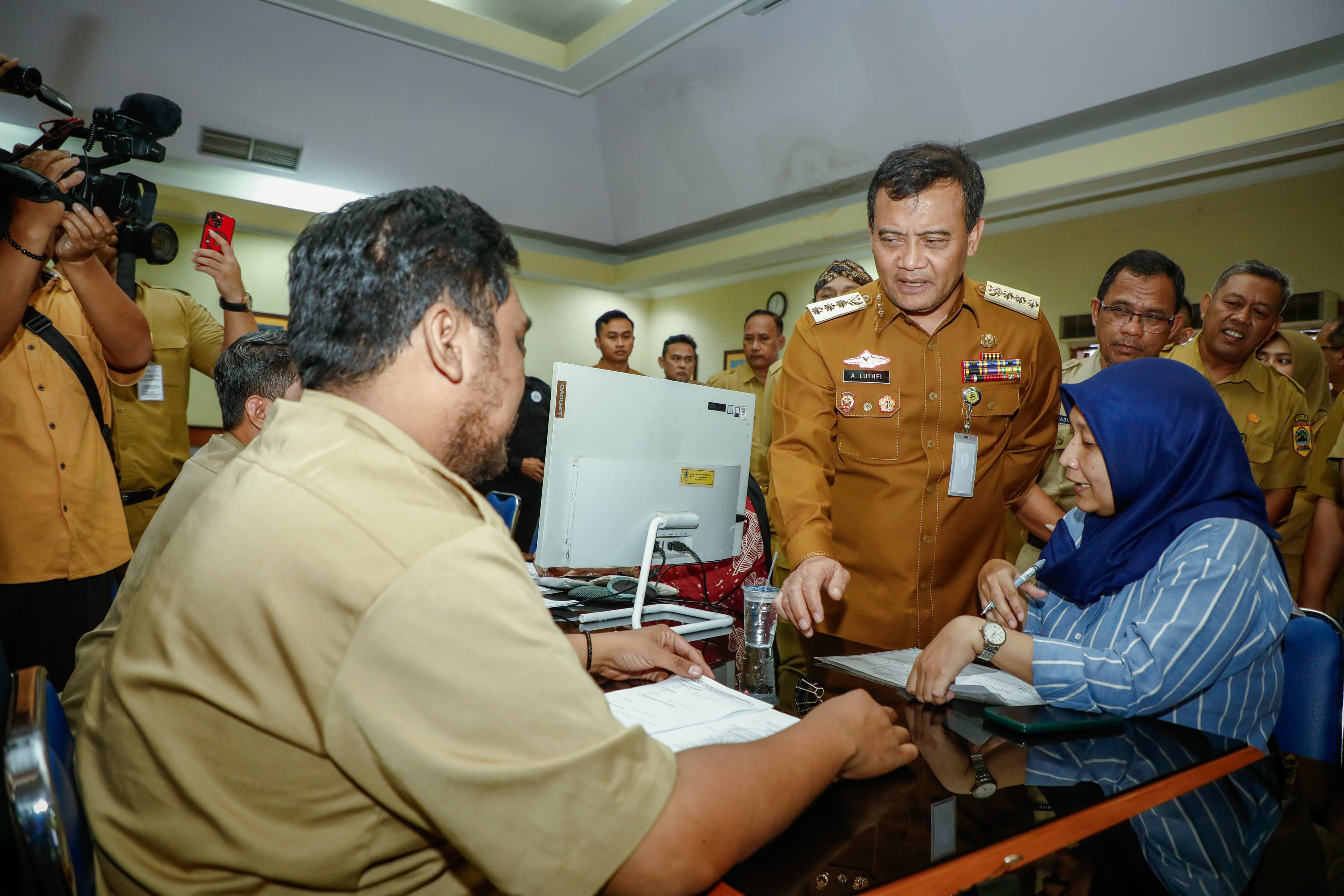 Gubernur Jateng Ahmad Luthfi Awasi Langsung SPMB 2025. (Foto/Febri Mustafat)