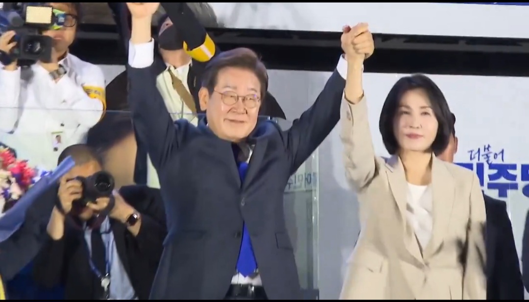 Seleberasi Lee Jae-myung setelah diumumkan komisi pemilihan umum nasional Korea menjadi pemenang dalam pilpres 2025. (BeritaNasional/X)