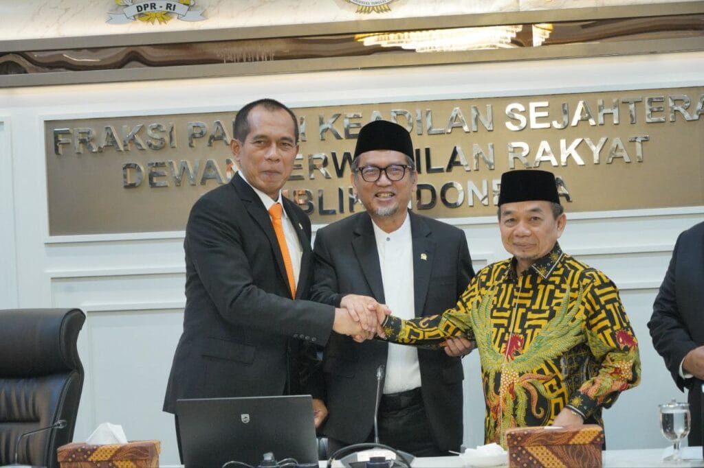 Presiden Partai Keadilan Sejahtera (PKS) Almuzammil Yusuf (tengah). (BeritaNasional/istimewa)