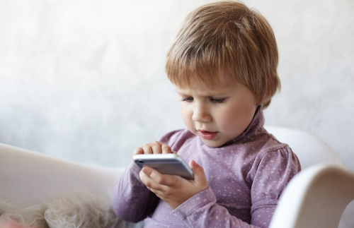 Ilustrasi anak bermain ponsel atau gadget. (Foto/Freepik)