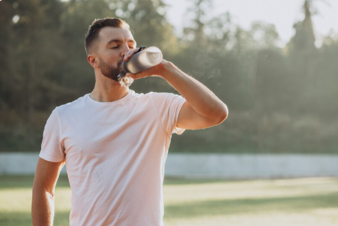 Ilustrasi minum air. (Foto/Freepik)
