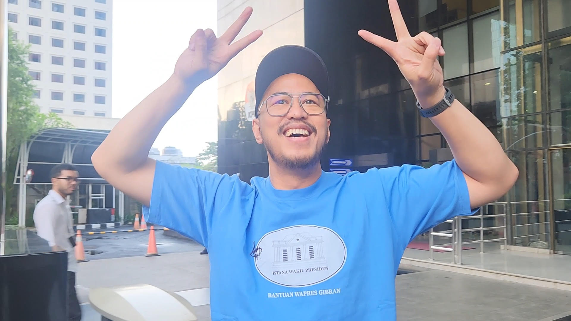 Influencer sekaligus komedian Pandji Pragiwaksono saat menyambangi KPK. (BeritaNasional/Panji Septo)
