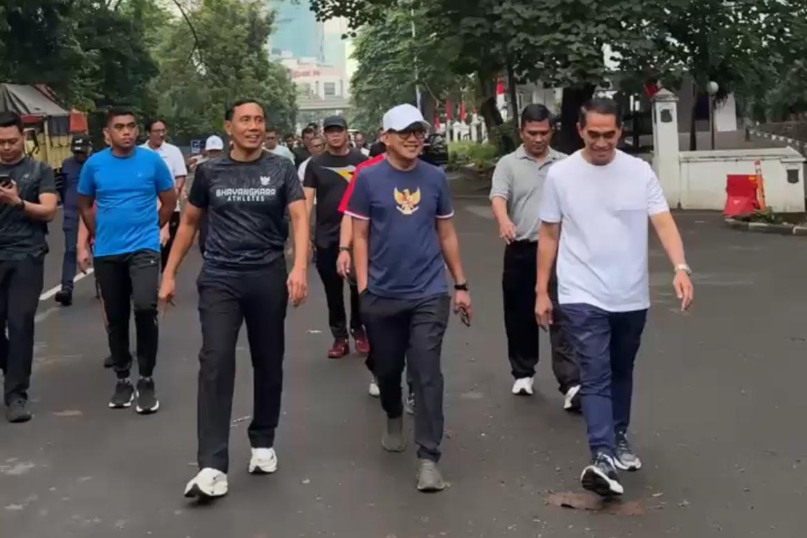 Menteri Abdul Kadir Karding mengawali Minggu paginya dengan melakukan olahraga jalan sehat. (BeritaNasional/Elvis Sendouw)