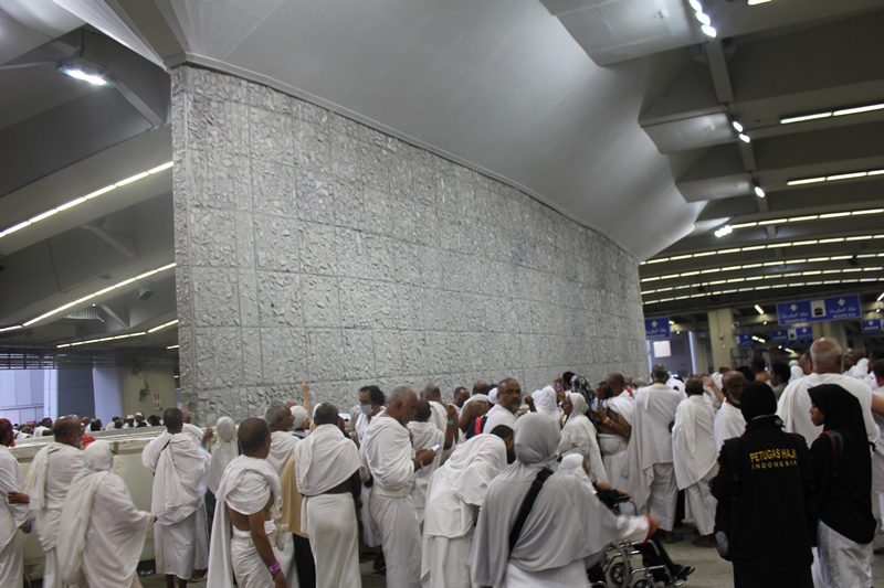 Jemaah haji tengah melempar jumrah. (Foto/Kemenag)