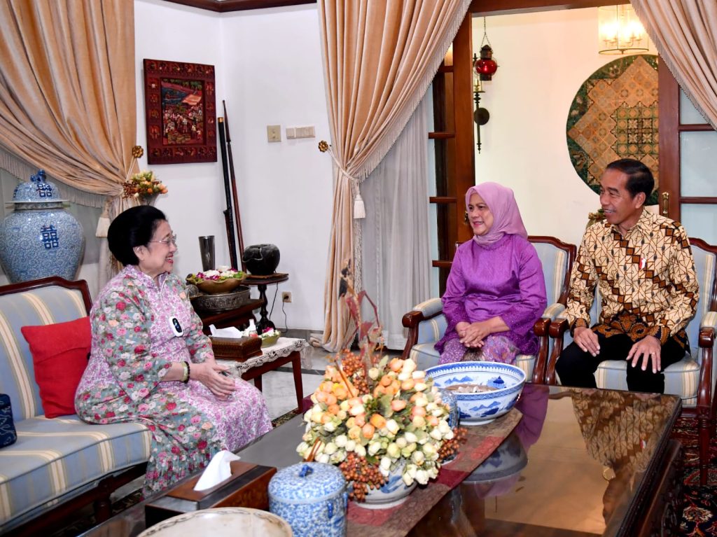 Jokowi bersama Ibu Iriana melakukan silaturahmi ke kediaman Presiden ke-5 RI, Megawati Soekarnoputri. (Foto/BPMI)