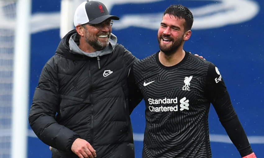 Jurgen Klopp (kiri) saat masih melatih Liverpool bersama kiper Alisson Becker. (Foto/liverpoolfc.com)
