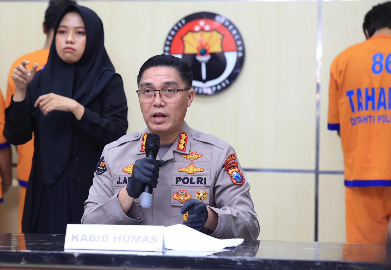 Kabid Humas Polda Jawa Timur Kombes Pol Jules Abraham Abast saat merilis kasus pornografi. (Foto/Istimewa)