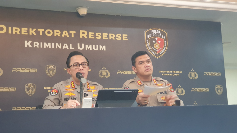 Kabid Humas Polda Metro Jaya Kombes Ade Ary Syam Indradi (kiri) saat memberikan keterangan. (BeritaNasional/Bachtiarudin Alam)
