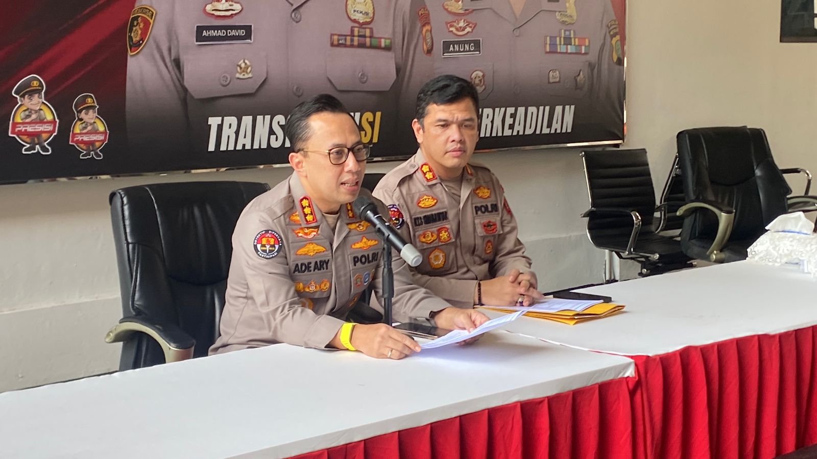 Kabid Humas Polda Metro Jaya Kombes Ade Ary Syam Indradi (kiri) saat memberikan keterangan. (BeritaNasional/Bachtiarudin Alam)