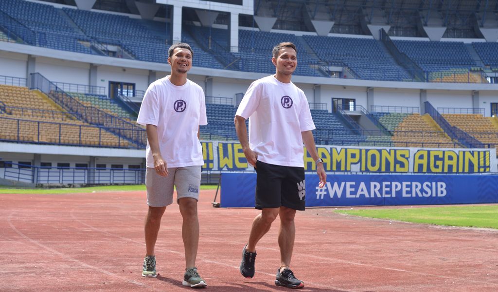 Hamra Hehanussa Tak Sabar Main Bareng Kakak di Persib Bandung, Impian sejak Kecil Kakak Adik Al Hamra Hehanussa (kiri) dan Muhammad Rezaldi Hehanussa bermain satu tim di Persib Bandung. (Foto/persib.co.id)