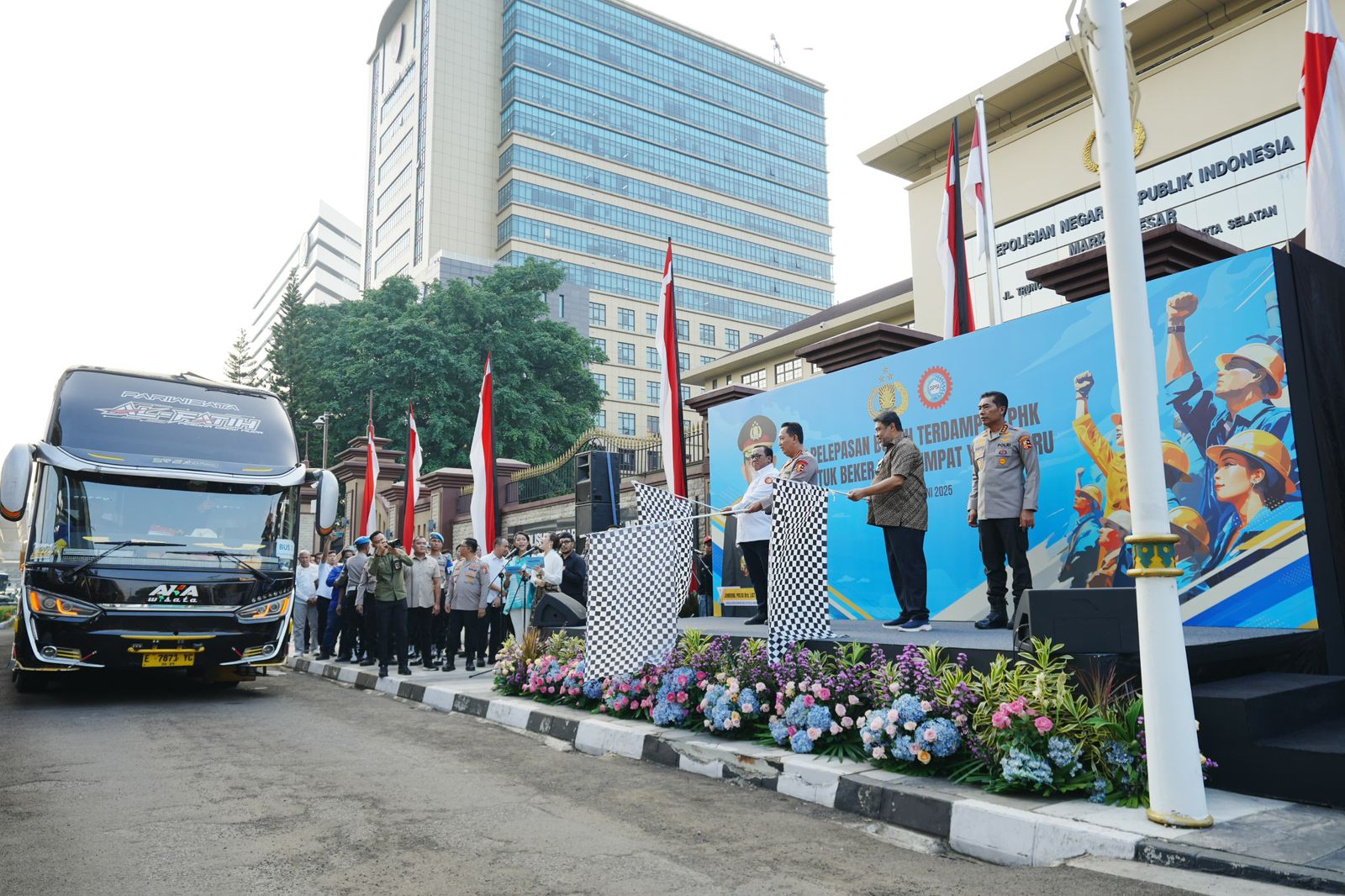 Kapolri Jenderal Listyo Sigit Prabowo lepas para buruh ke tempat kerja baru  (BeritaNasional/Mabes Polri)