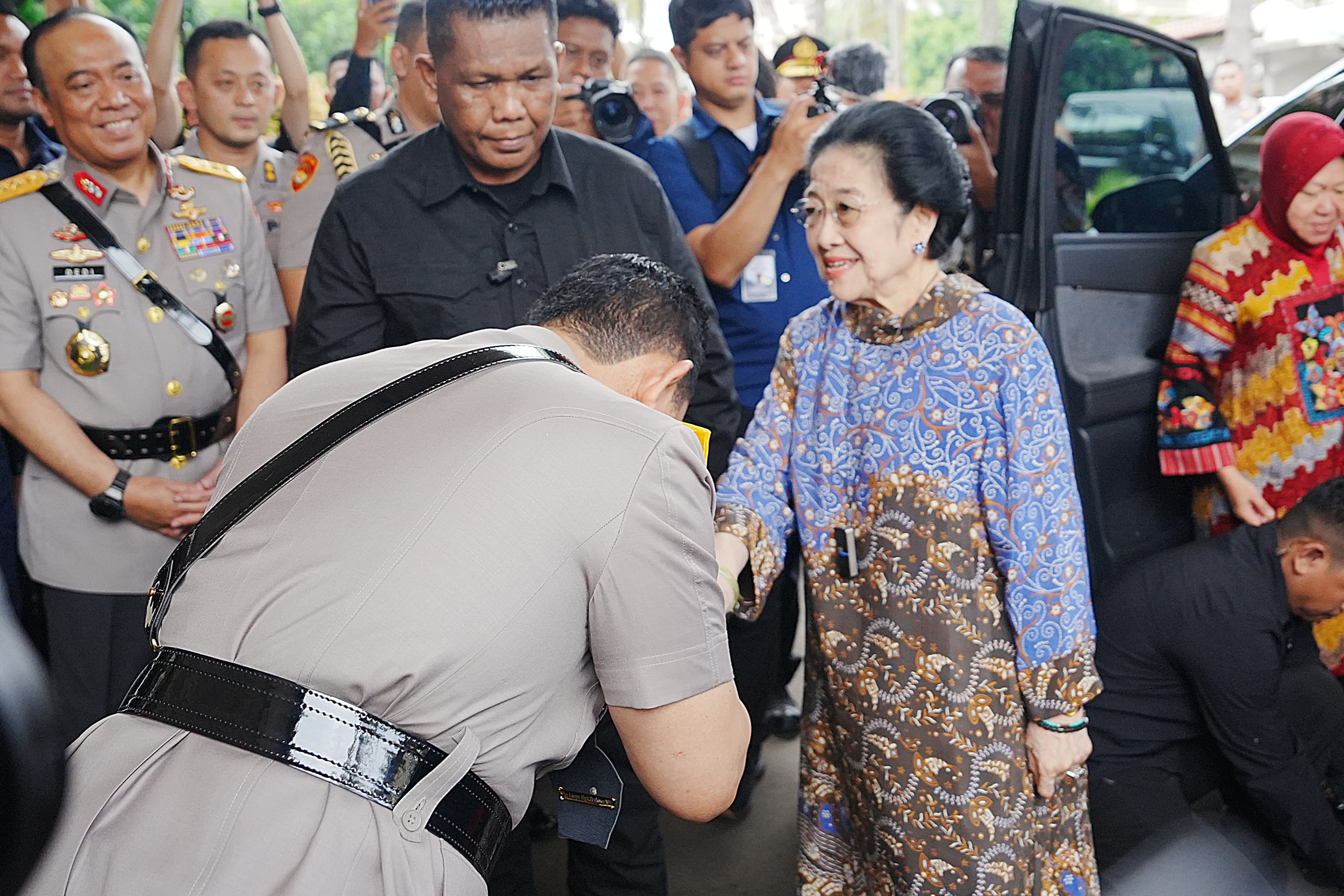 Kapolri Jenderal Listyo Sigit Prabowo mencium tangan Ketua Umum PDI Perjuangan Megawati Soekarnoputri. (Foto/Humas Polri)