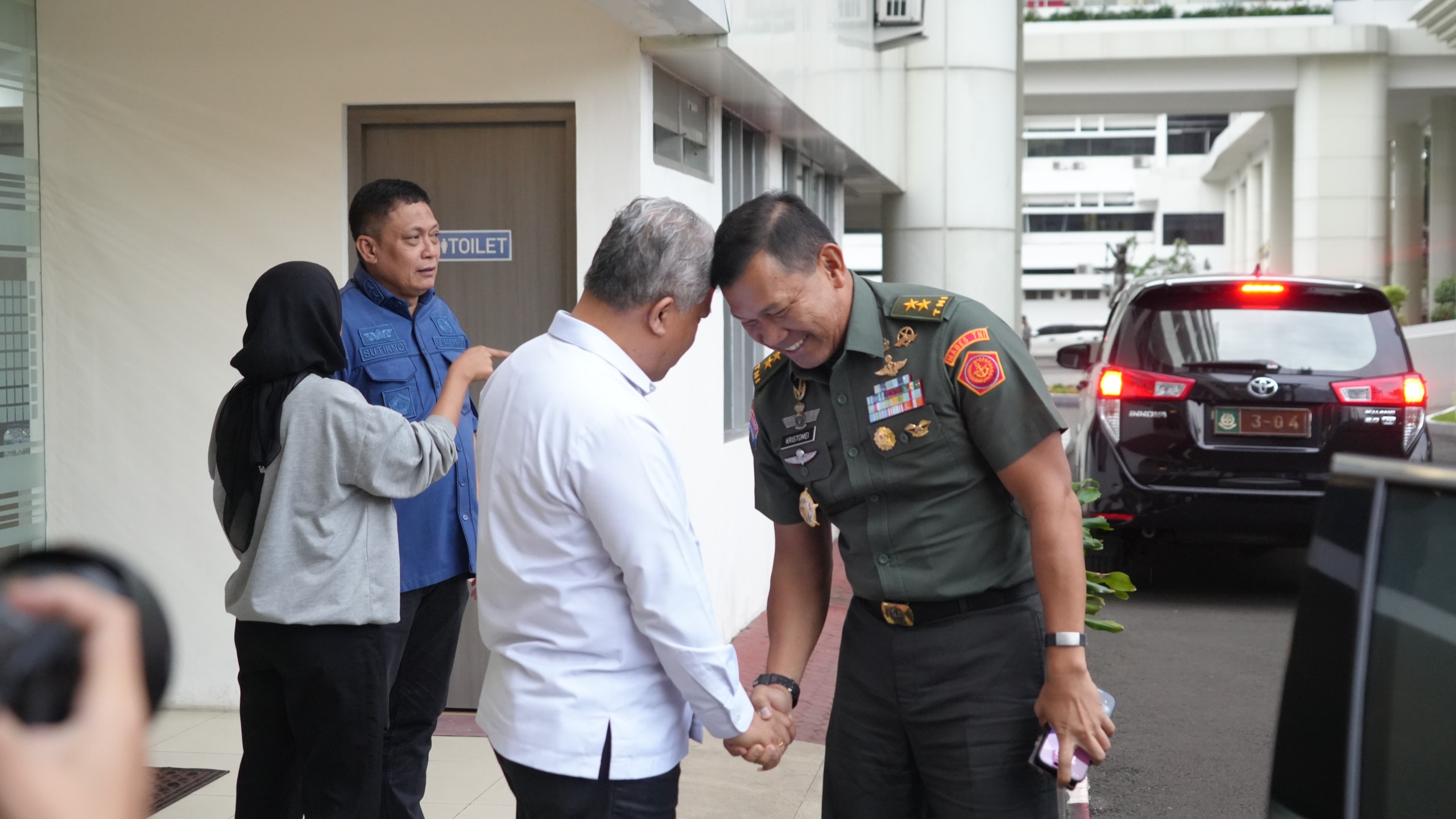 Kapuspen Mabes TNI, Mayjen Kristomei Sianturi di Kejaksaan Agung. (BeritaNasional/Bachtiar)