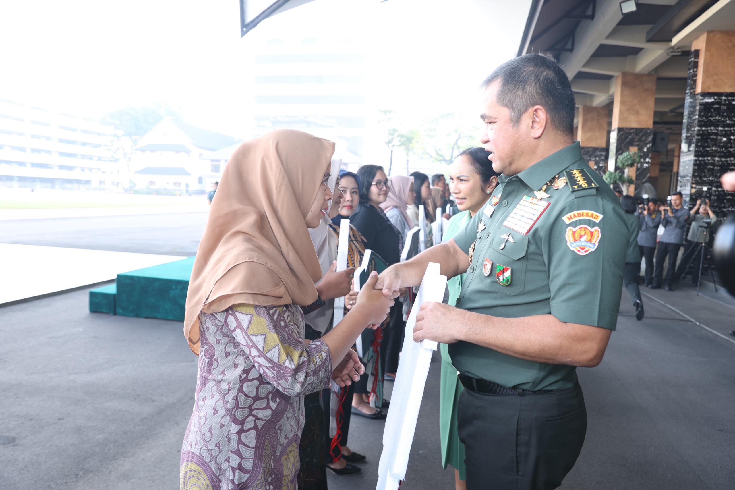 Kasad Jenderal TNI Maruli Simanjuntak telah menyerahkan bantuan rumah nondinas dan santunan pendidikan kepada para Warakawuri dan prajurit. (Foto/Istimewa)