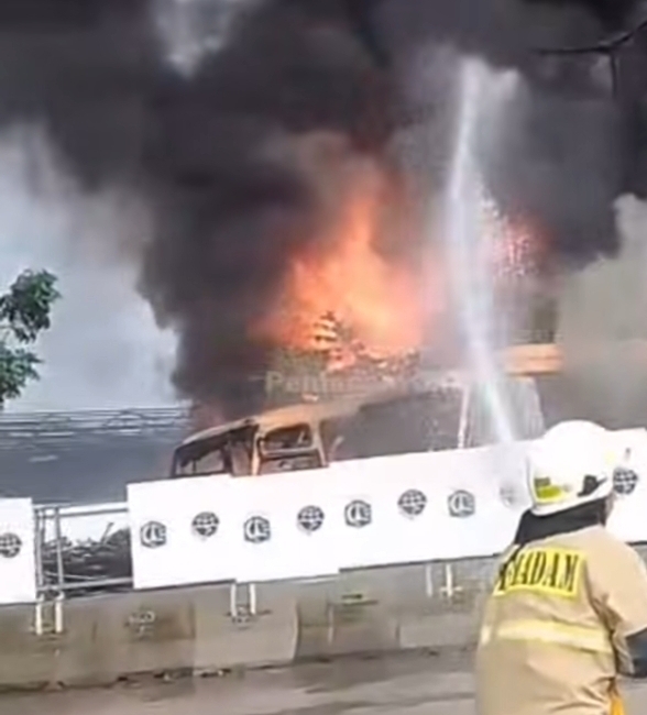 Kebakaran di Terminal Rawa Buaya menghanguskan bus bekas. (Foto/Istimewa)