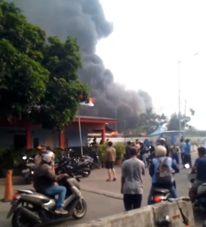 Kebakaran Hebat Landa Terminal Rawa Buaya, 12 Unit Damkar Dikerahkan Kebakaran terjadi di Terminal Rawa Buaya. (Foto/Istimewa)