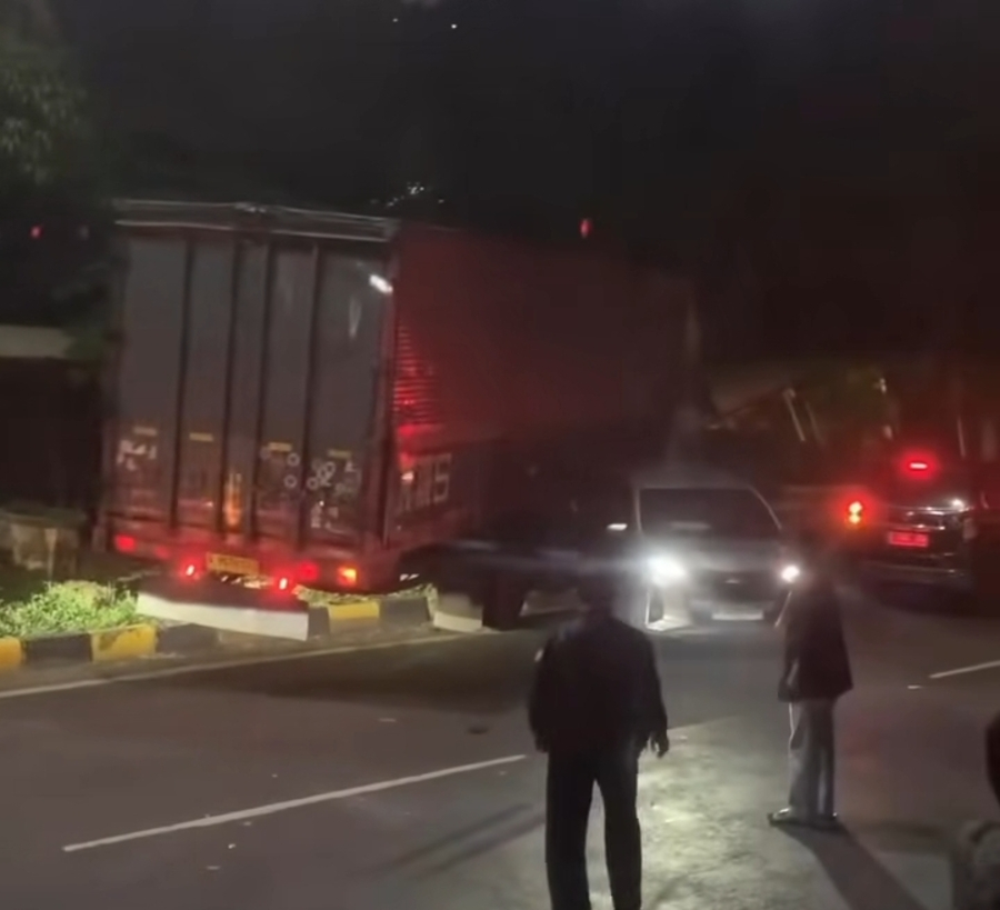 Momen kecelakaan beruntun di GT Bekasi Barat Rabu (4/6/2025) malam. (Foto/Instagram)
