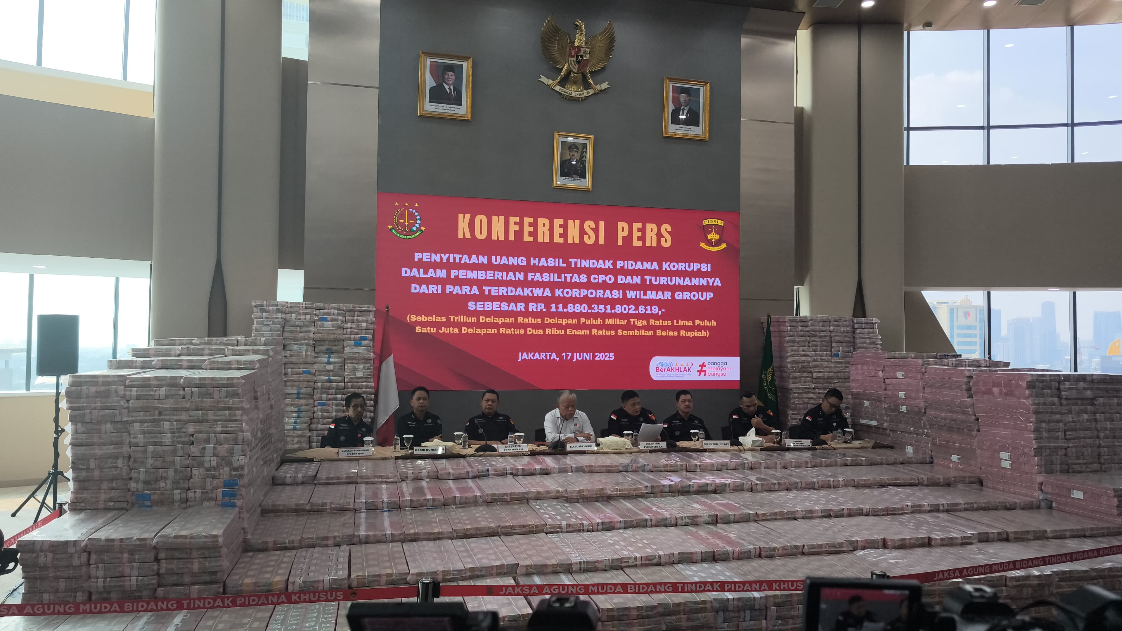Kejagung membeber uang hasil sitaan kasus korupsi minyak goreng. (BeritaNasional/Bachtiarudin Alam)
