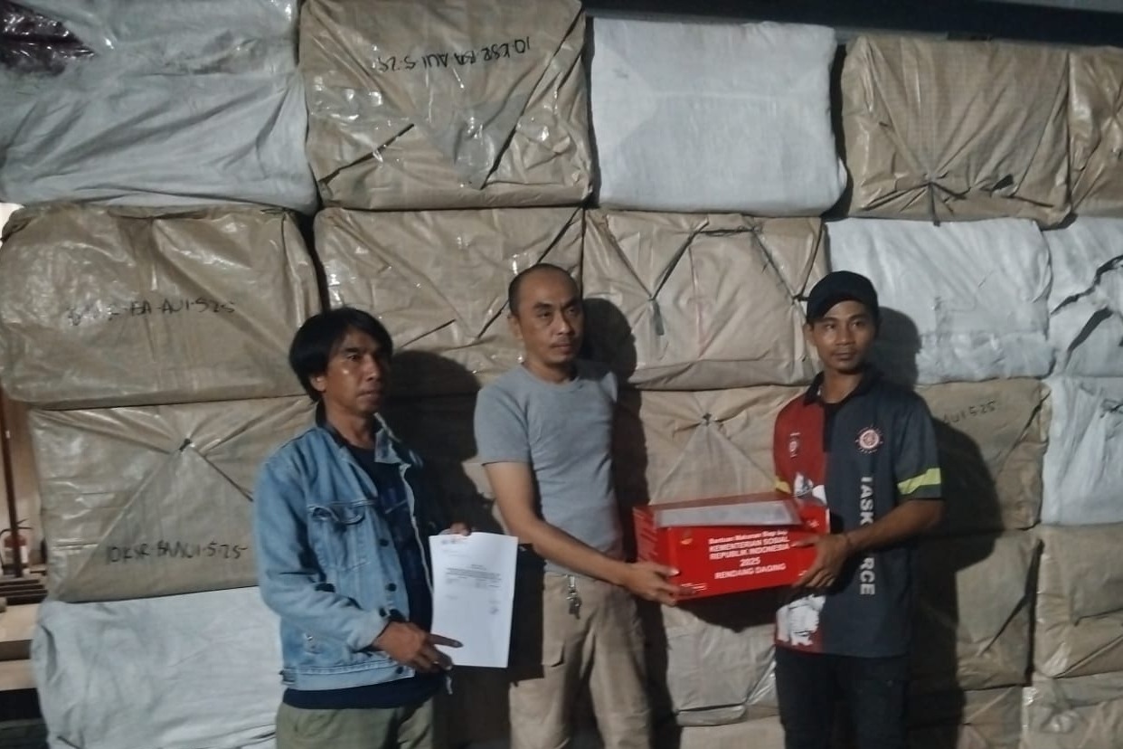 Kemensos menyalurkan bantuan bagi korban banjir rob di Jakarta Utara. (Foto/Kemensos)