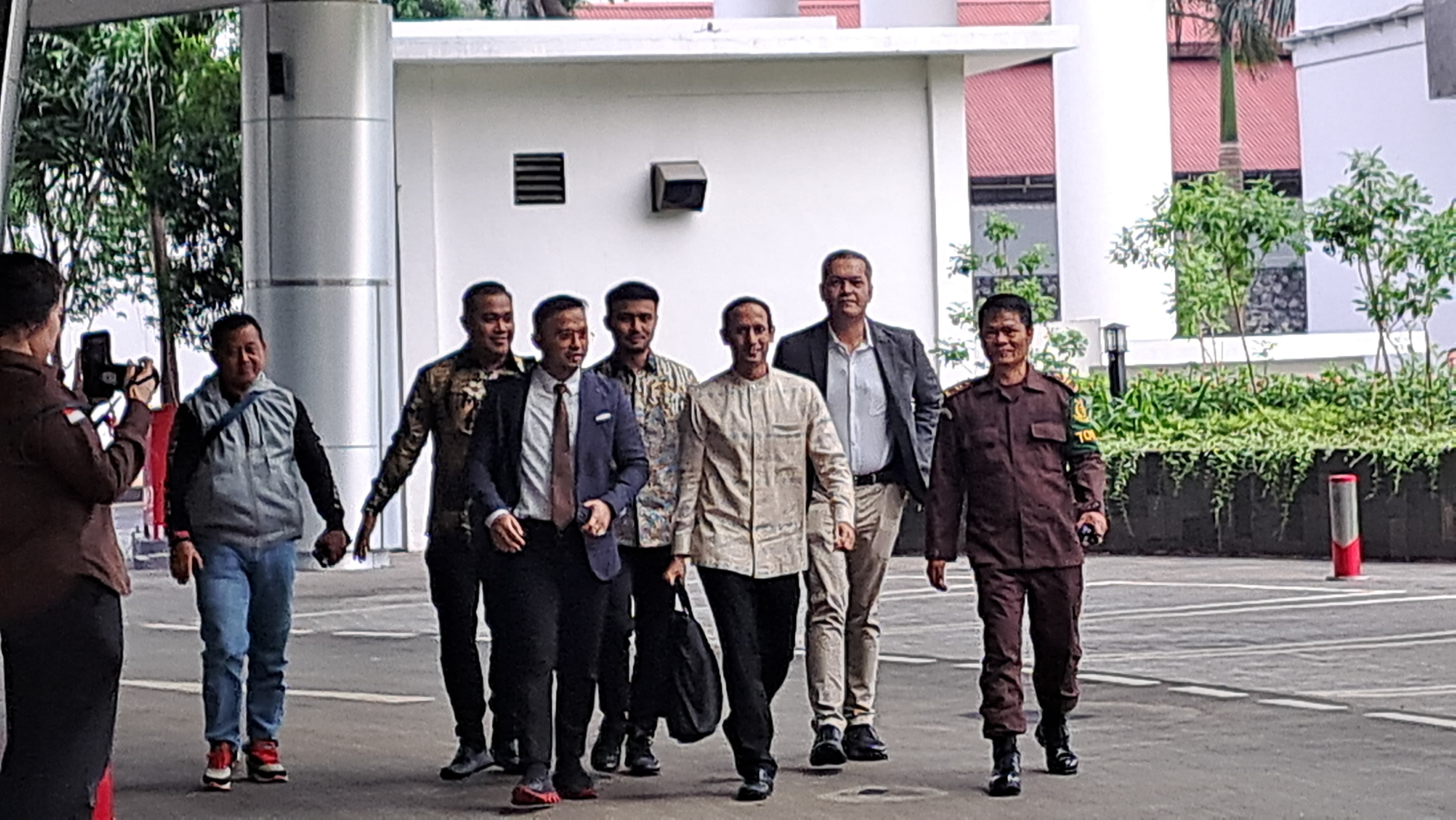 Mantan Mendikbudristek Nadiem Makarim tiba di kejagung penuhi panggilan. (BeritaNasional/istimewa)
