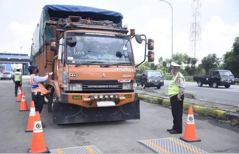 Kendaraan over dimensi di jalan raya (Foto/Korlantas Polri)