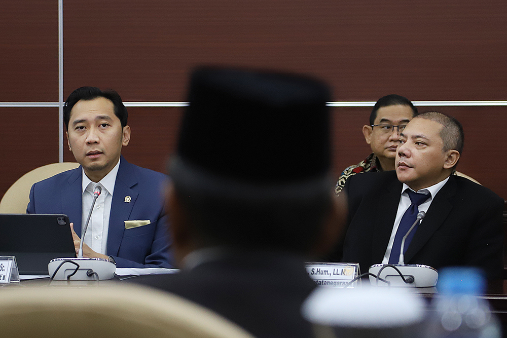 Ketua Komisi Kajian Ketatanegaraan MPR Taufik Basari (kanan) saat Rapat Pleno. (BeritaNasional/Elvis Sendouw)