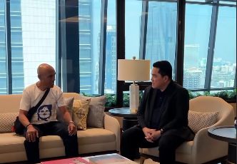 Ketum Erick Thohir (kanan) bertemu dengan Kepala Pemandu Bakat Timnas Indonesia Simon Tahamata. (Foto/Instagram Erick Thohir)