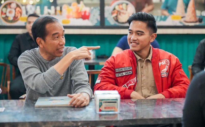 Ketum PSI Kaesang Pangarep bersama ayahnya, Presiden Ketujuh Joko Widodo. (Foto/Instagram PSI)